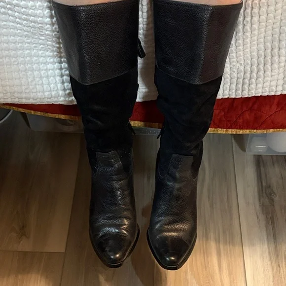 Chic Black Heeled Boots - Picture 3 of 10